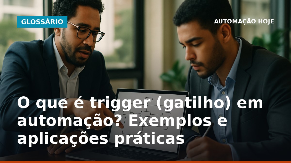 Profissionais brasileiros analisando triggers de automação em diagrama de fluxo no notebook